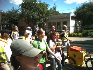 Śpiewają kl. Robert i główny porządkowy Janek